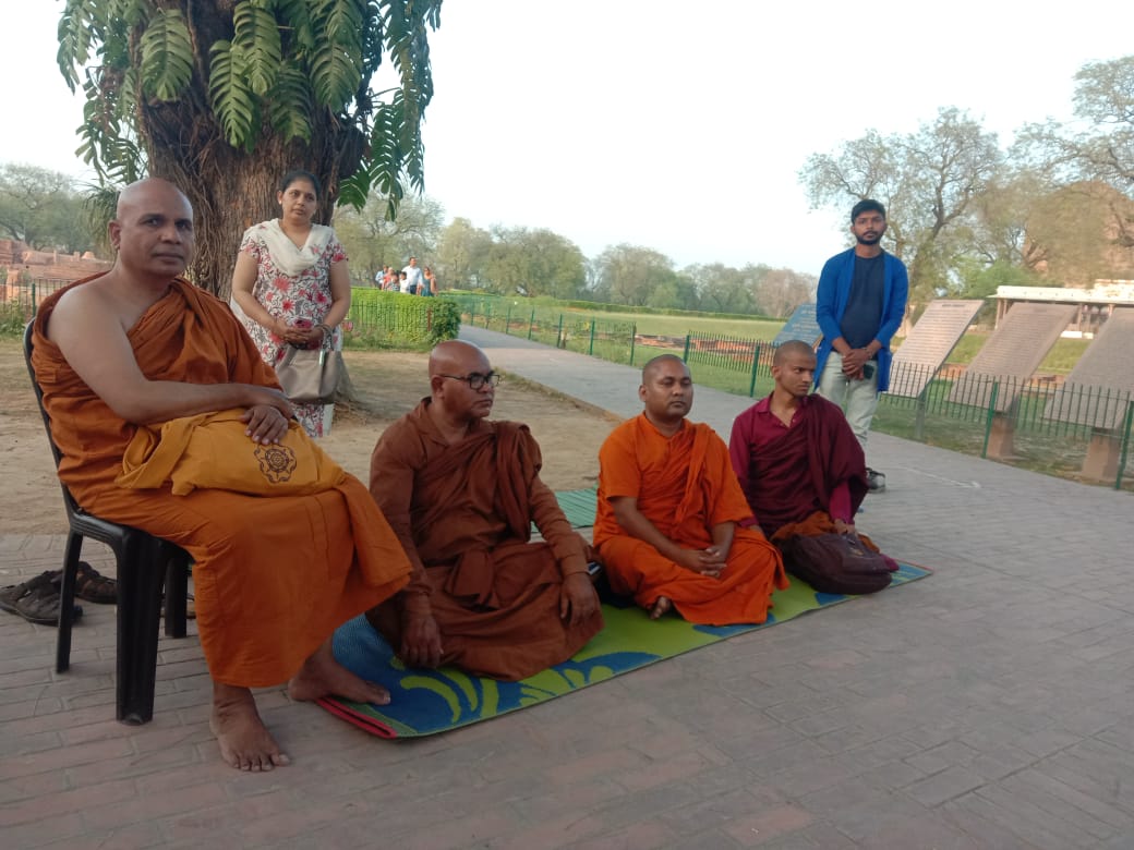 सारनाथ के धमेख स्तूप पर बौद्ध भिक्षुओं को पूजा करने से रोका, धरना आंदोलन शुरू