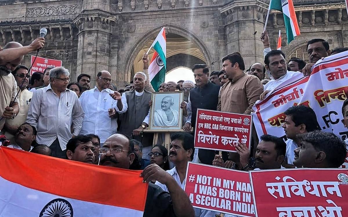 ‘ये सब मिलकर पागल बना रहे हैं’, Prakash Ambedkar ने ‘गोर्मेंट आंटी’ वाला मीम शेयर कर शरद पवार पर बोला हमला