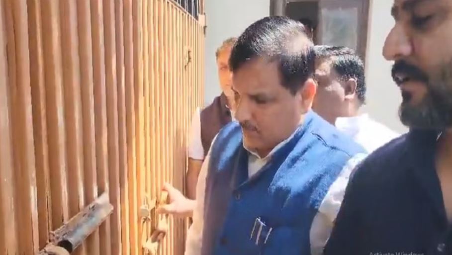 जम्मू-कश्मीर में AAP विधायक मेहराज मलिक की गिरफ्तारी का विरोध: सांसद संजय सिंह सरकारी गेस्ट हाउस में नजरबंद