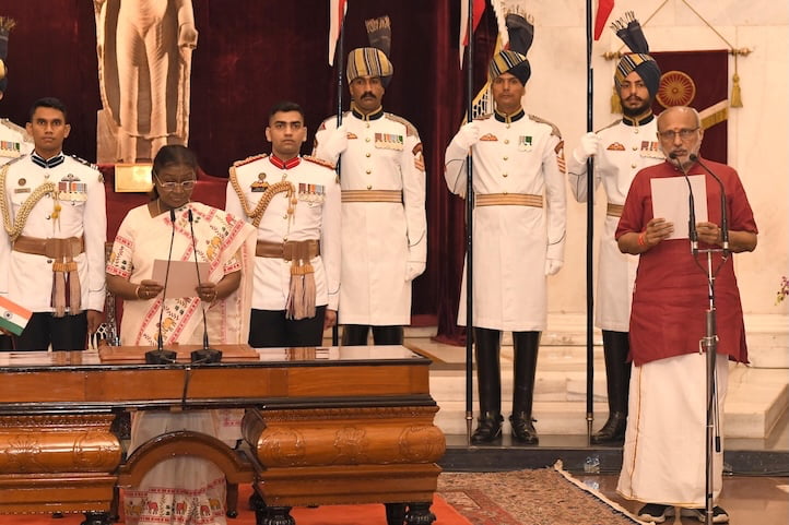 सी.पी.राधाकृष्णन ने ली उपराष्ट्रपति पद की शपथ,धनखड़ भी रहे मौजूद
