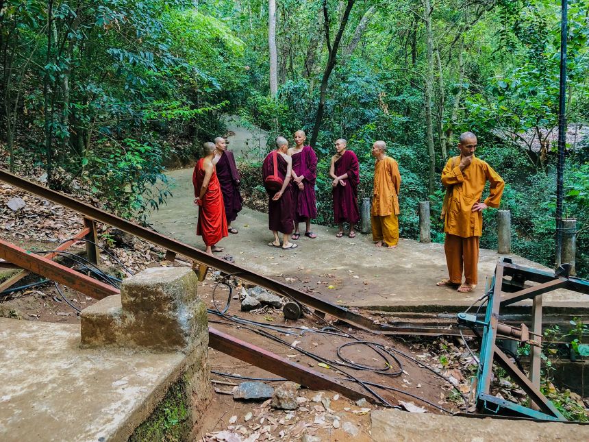 श्रीलंका ; हादसे में 7 बौद्ध भिक्षुओं की मौत ; केबल संचालित रेलगाड़ी पलटी