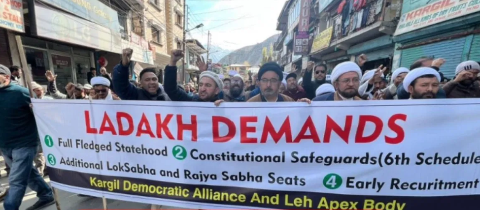 लद्दाख राज्य की मांग पर लेह में हंगामा, छात्रों और पुलिसकर्मियों के बीच झड़प