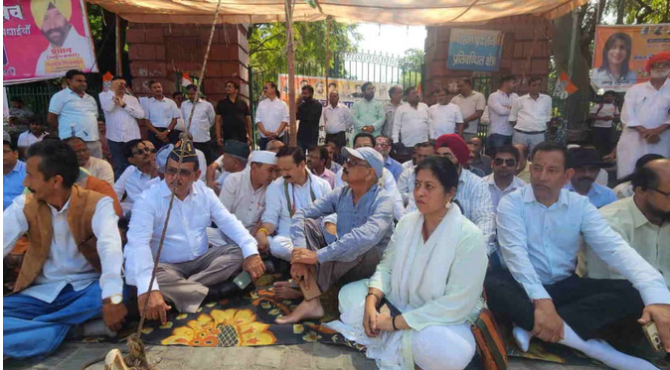 पेपर लीक मामले में बेरोजगारों को समर्थन देने पहुंचे माहरा,सीबीआई जांच की मांग