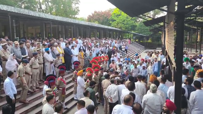 IPS पूरन कुमार को अंतिम विदाई, राजकीय सम्मान के साथ अंतिम संस्कार, दोनों बेटियों ने दी मुखाग्नि, भावुक हुई IAS अमनीत कुमार