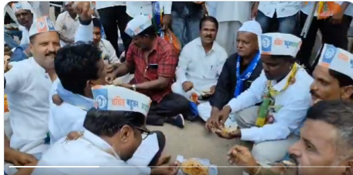 भाजपा विधायक के आवास के सामने वंचित बहुजन आघाड़ी के कार्यकर्ताओं ने चटनी-रोटी खाकर मनाई ‘काली दिवाली’,