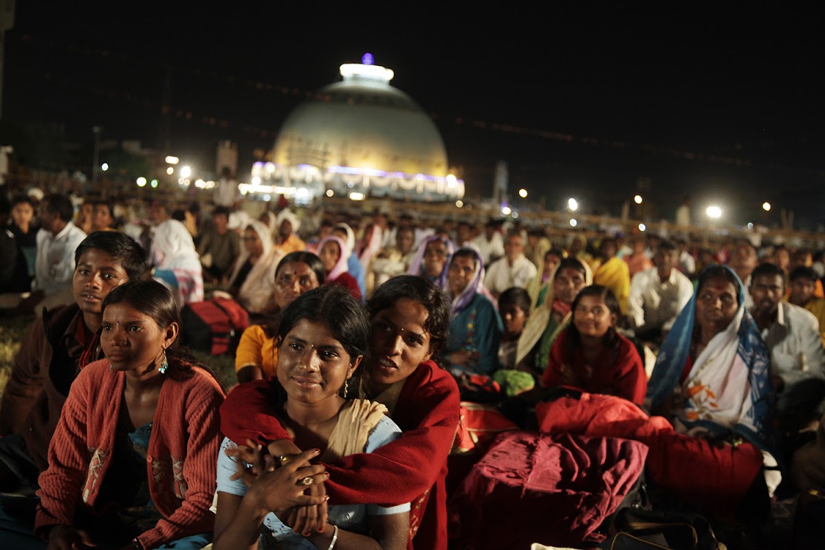 दीक्षाभूमि पर हजारों अनुयायीयों ने स्वीकारा ‘धम्म’, भंते सुरेई ससाई दे रहे धम्म दीक्षा