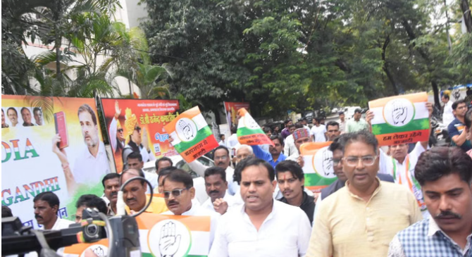 मुख्य न्यायाधीश पर जूता फेंकने के विरोध में कांग्रेस का प्रदर्शन, राष्ट्रव्यापी आंदोलन का दिया इशारा