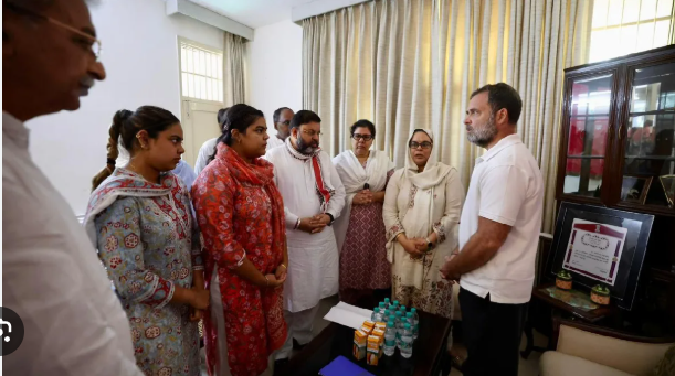 राहुल गांधी ने दी आयपीएस वाई पूरण कुमार के घर भेंट। …. कहा यह देश के हर दलित परिवार का मामला, जल्द हो कार्रवाई
