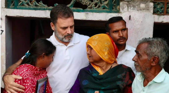 भावुक हुए , हाथ थामकर गले लगाया….यूं हरिओम वाल्मीकि के परिवार से मिले राहुल गांधी  किया बड़ा दावा…….