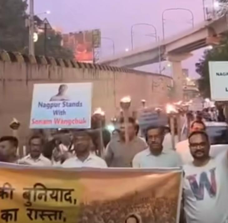 आज सोनम वांगचुक के साथ खड़ा हुआ नागपुर, हाथों में मशाल लेकर धरना आंदोलन …..