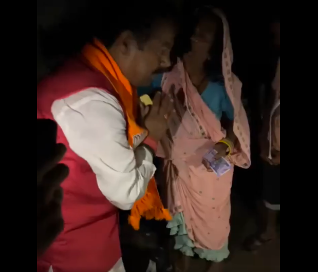खुलेआम पैसे से वोट खरीदते धरा गया BJP प्रत्याशी लालबाबू प्रसाद गुप्ता ! क्या चुनाव आयोग अब भी आँख मूँद कर बैठेगा?