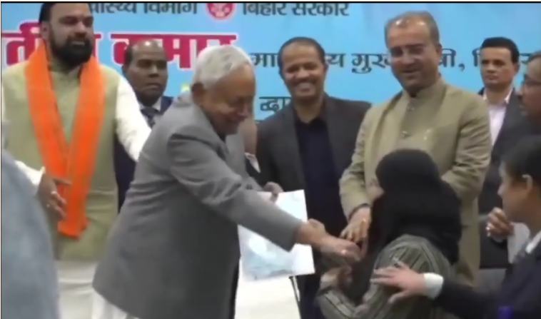नीतीश कुमार के खिलाफ दर्ज होगा केस ?मुस्लिम महिला का नकाब खींचने पर बिहार CM के खिलाफ दर्ज हुई शिकायत
