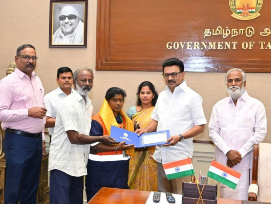 कचरे में एक प्लास्टिक बैग से निकला 36 तोला सोना…फिर महिला सफाईकर्मी ने लिया वो फैसला, चौंक गया पूरा शहर