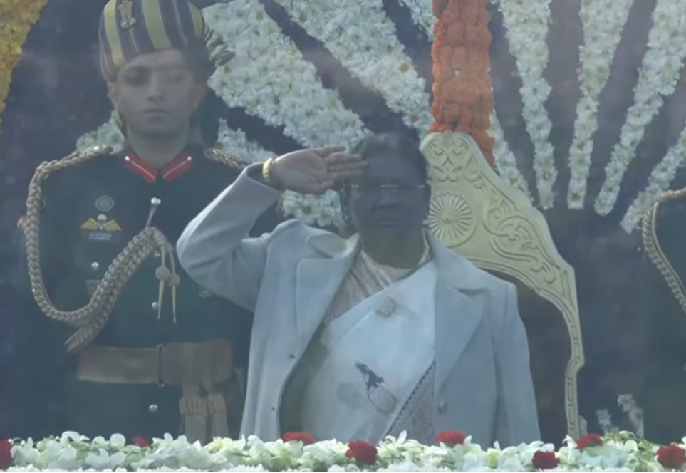 77 वें गणतंत्र दिवस पर राष्ट्रपति द्रौपदी मुर्मू ने फहराया तिरंगा